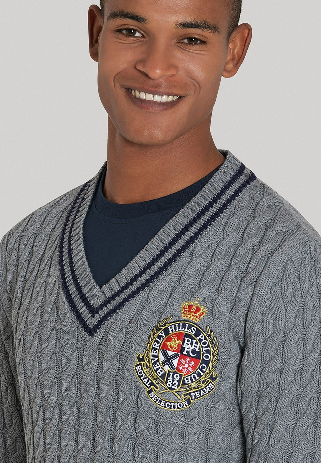 Beverly Hills Polo Club UK-HERALDIC CREST CABLE-KNIT V-NECK SWEATER HEATHER GREY